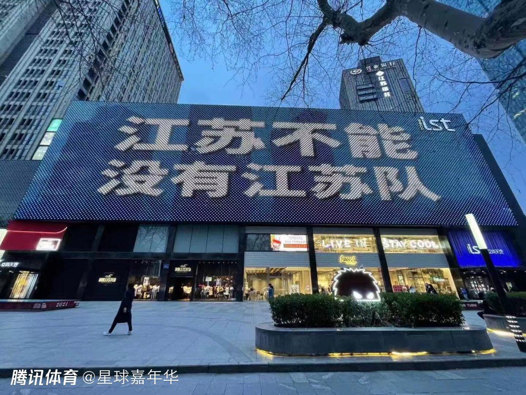 高中老友自结业各散工具后再次带着各自出色又让人难以置信的故事聚会，George, Jonathan和Luke是最好的哥们，他们承诺必然要连结联系，虽然他们相隔千里。3年后的炎天，George决议为好友们举行一个回宁派对，别的二人也赞成了。他们叫上了其他老友，如Luke, Jill, Nate, Brooke和Matthew等。